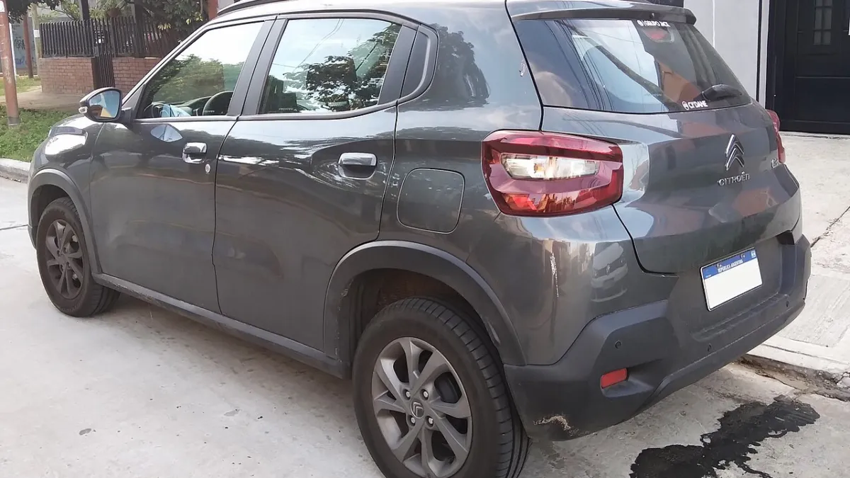 Traseira do Citroën C3 1.6 VTi Feel 2023 cinza-escuro