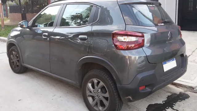 Traseira do Citroën C3 1.6 VTi Feel 2023 cinza-escuro