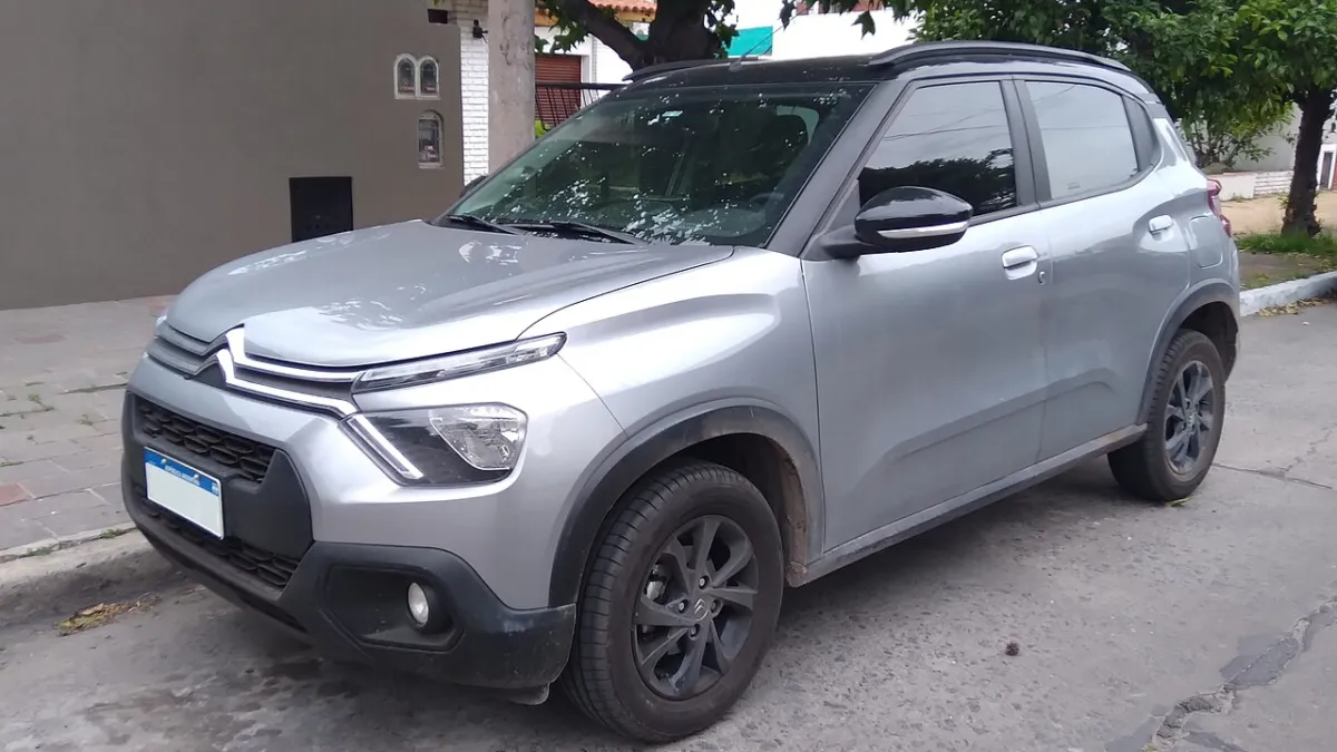 Citroën C3 1.6 Feel Pack 2023 prata, vista dianteira três-quartos