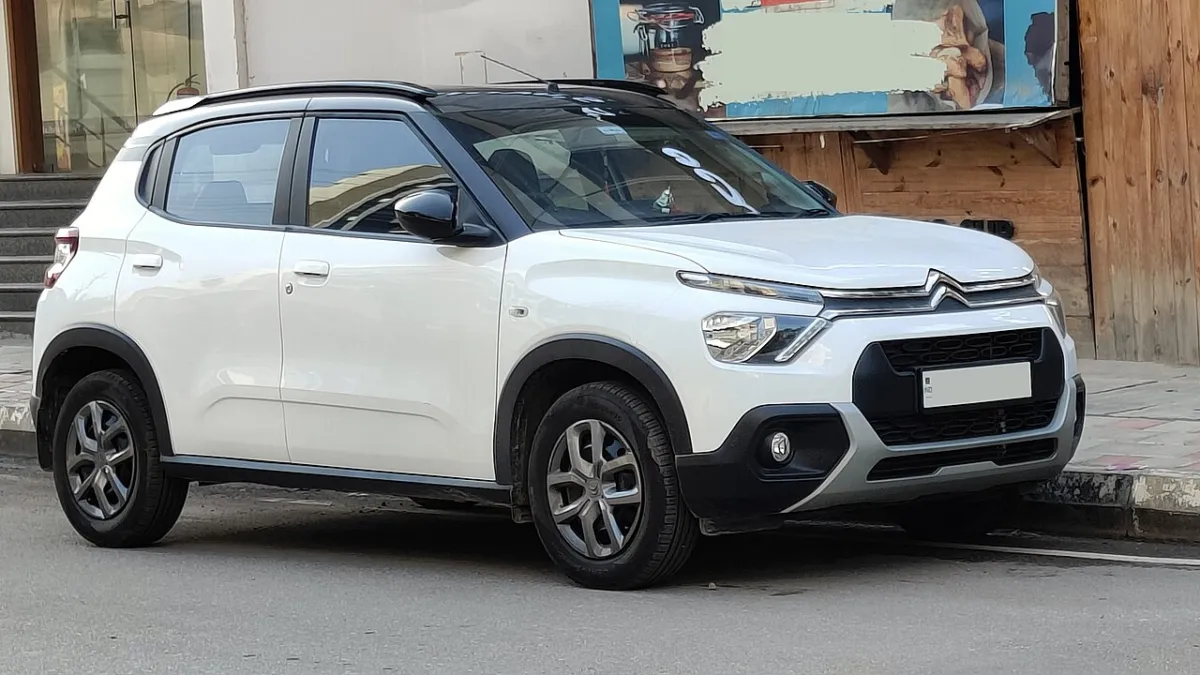Citroën C3 branco com teto preto, vista dianteira três-quartos