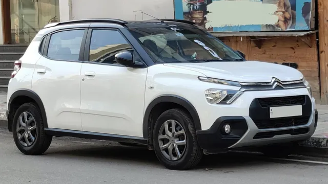 Dianteira do Citroën C3 branco com teto preto, estacionado na rua