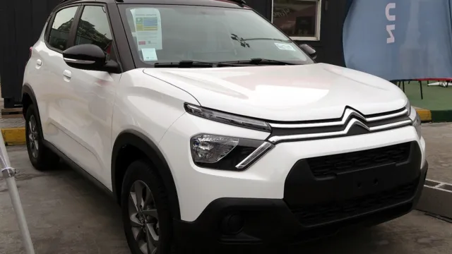Dianteira do Citroën C3 Feel 2023 branco