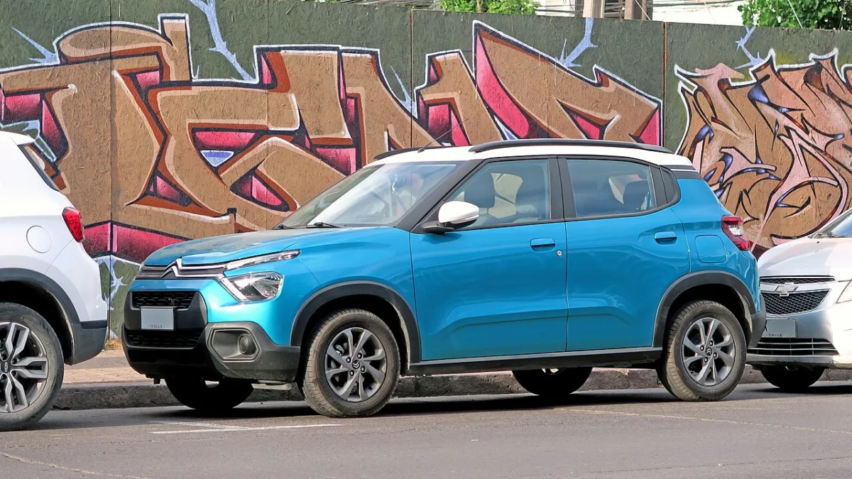 Citroën C3 Feel 2024 azul estacionado diante de um muro grafitado