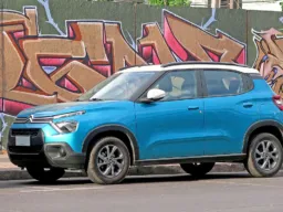 Citroën C3 Feel 2024 azul estacionado diante de um muro grafitado