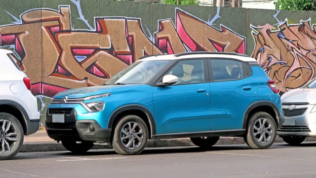 Citroën C3 Feel 2024 azul estacionado diante de um muro grafitado