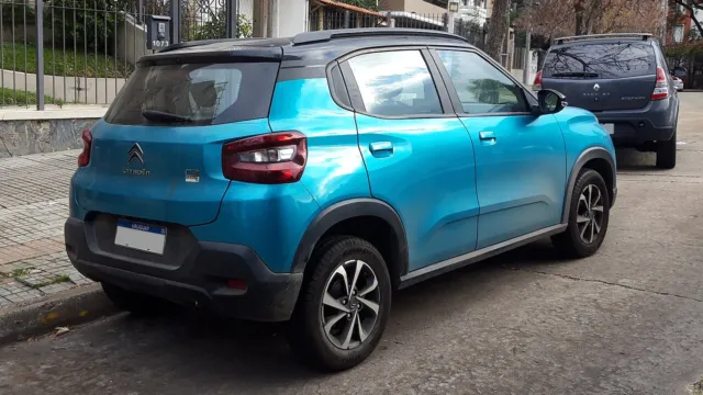 Traseira do Citroën C3 Feel Pack azul com teto preto