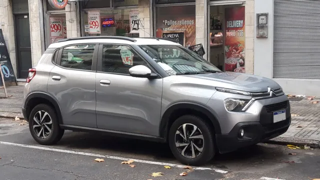Citroën C3 Feel Pack cinza estacionado em rua urbana