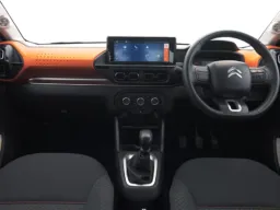 Interior do Citroën C3 de terceira geração com volante e painel