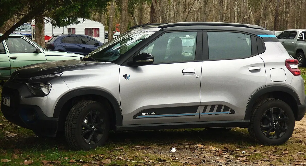 Citroën C3 1.0 Turbo 200 2025 prata com detalhes pretos, vista lateral dianteira