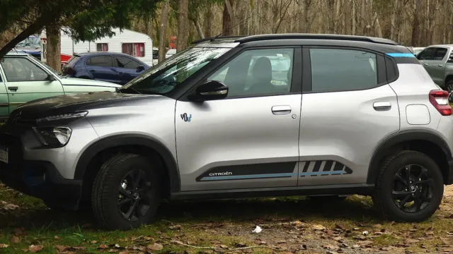 Citroën C3 1.0 Turbo 200 2025 prata com detalhes pretos, vista lateral dianteira