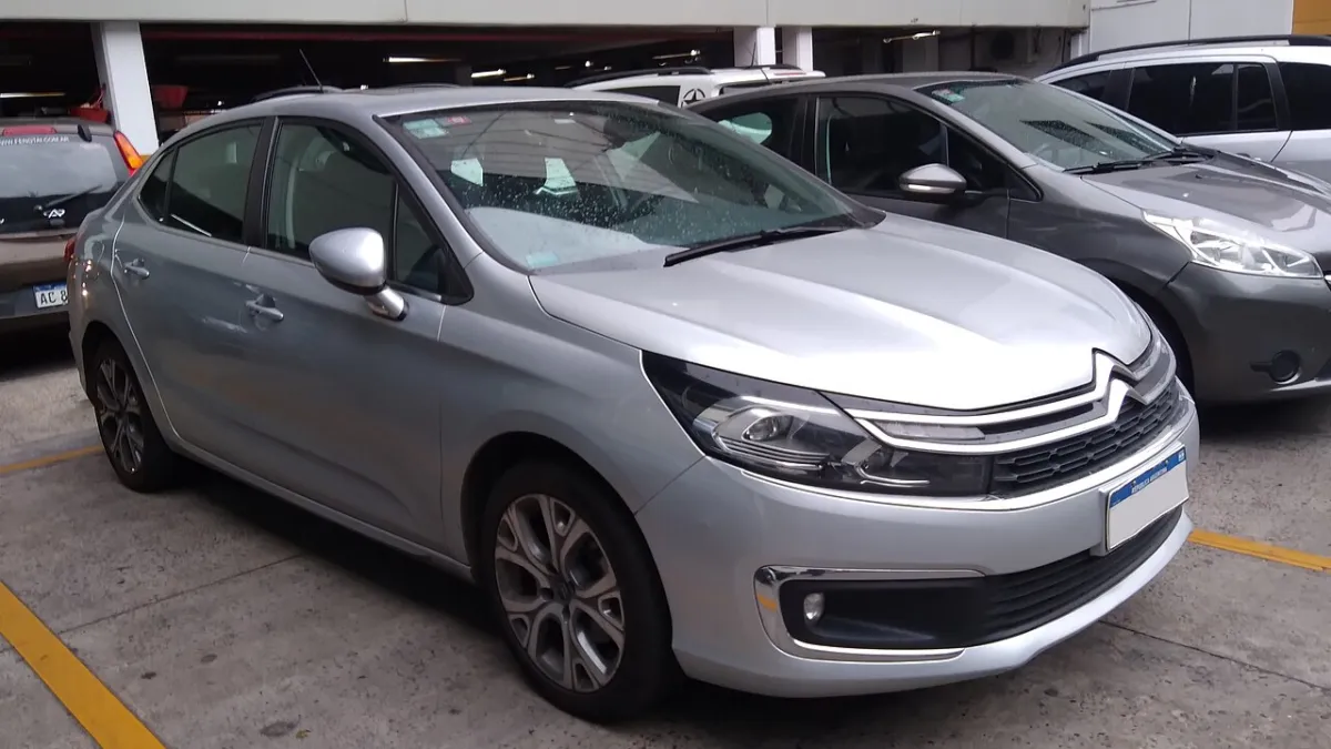 Citroën C4 Lounge 1.6 THP Shine 2019 estacionado