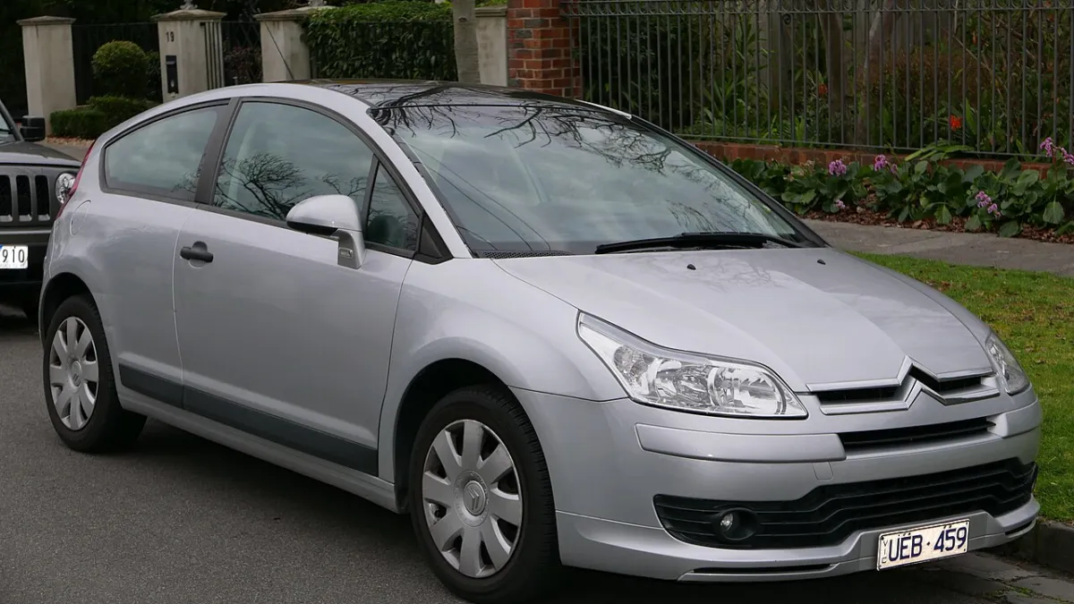 Citroën C4 VTR cupê da primeira geração estacionado
