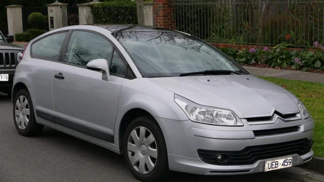 Citroën C4 VTR cupê da primeira geração estacionado