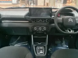 Painel, volante e tela multimídia do Citroën ë-C3 com volante à direita