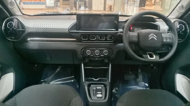 Painel, volante e tela multimídia do Citroën ë-C3 com volante à direita
