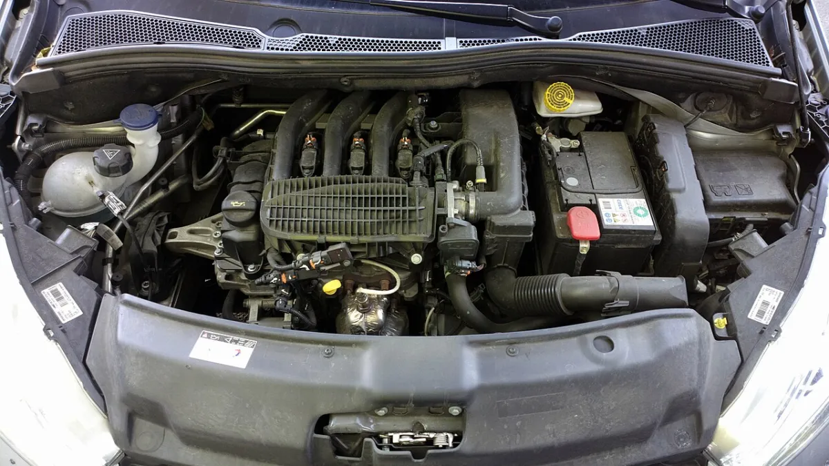 Motor PSA EB 1.2 de três cilindros (família PureTech) no cofre do motor