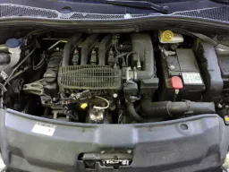 Motor PSA EB 1.2 de três cilindros (família PureTech) no cofre do motor