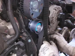 Mecânico substituindo a correia dentada de um motor