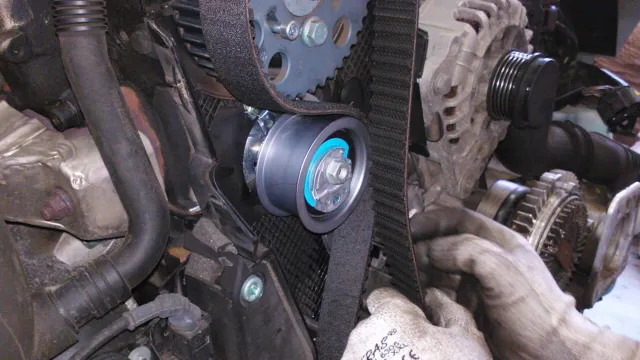 Mecânico substituindo a correia dentada de um motor
